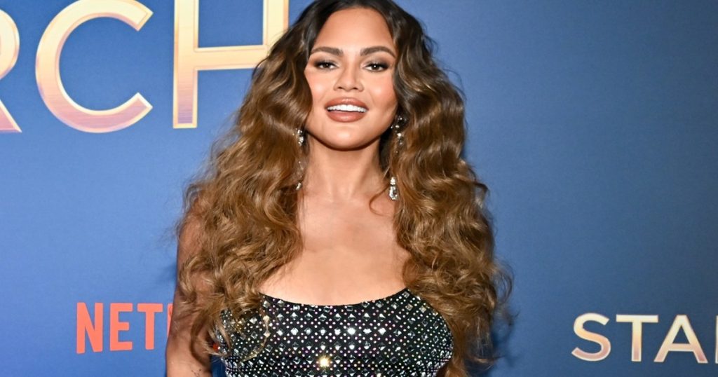 Jumpsuit Zimmermann i Chrissy Teigen ka një prerje të theksuar në foto