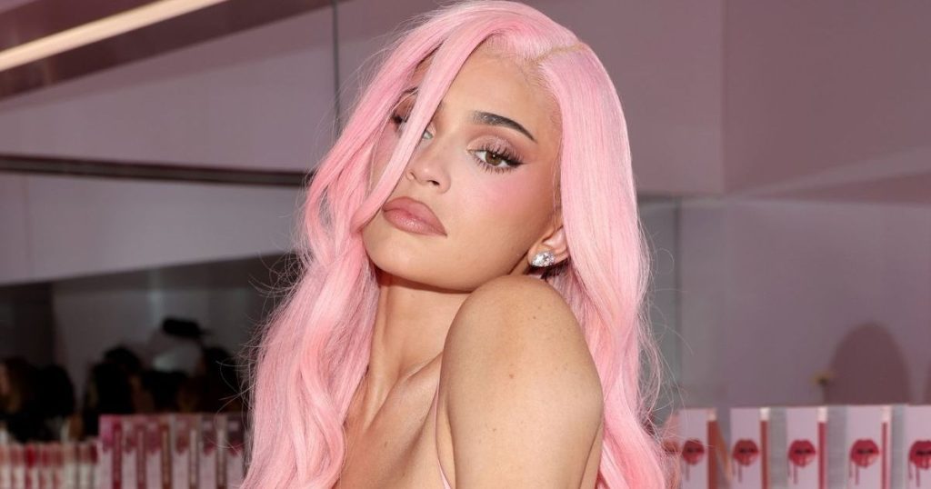 Kylie Jenner mahnit me pamje të pabesueshme të guximshme për revistën Puss Puss
