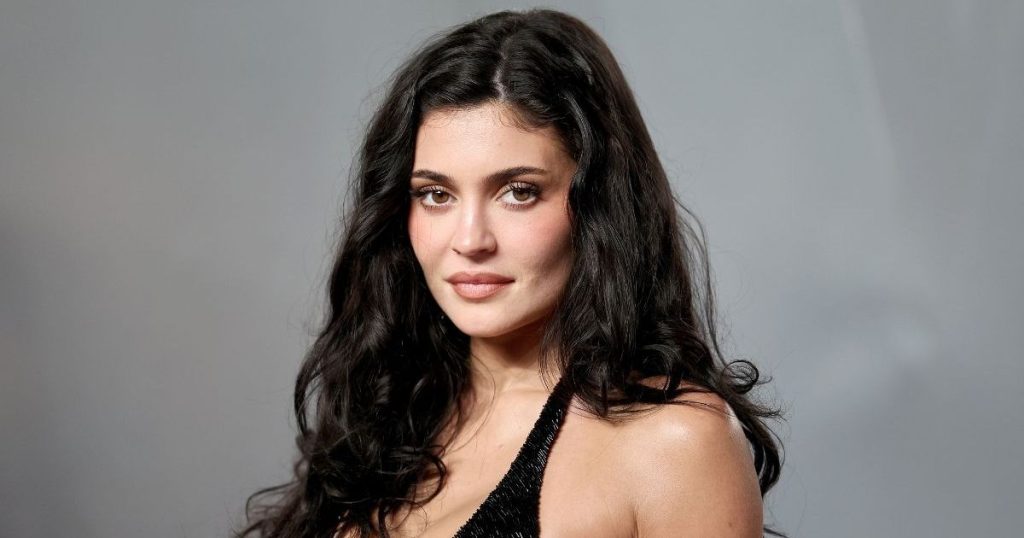 Kylie Jenner pozon me minifustan të trashë me korse për Kylie Cosmetics