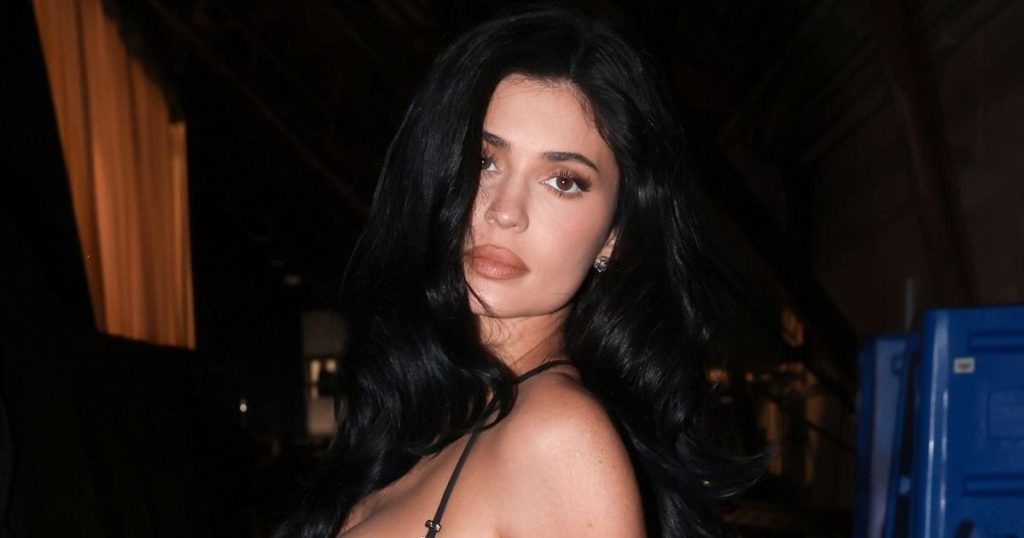 Kylie Jenner vesh një bluzë të guximshme bikini nën bluzë për Coachella
