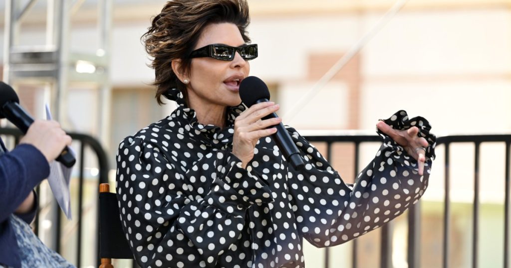 Lisa Rinna merr qendër të vëmendjes në shfaqjen e Lily Allen