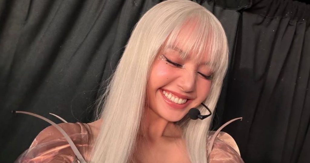 Lisa e BLACKPINK-ut është e guximshme me një rrobë metalike "Barely-There".