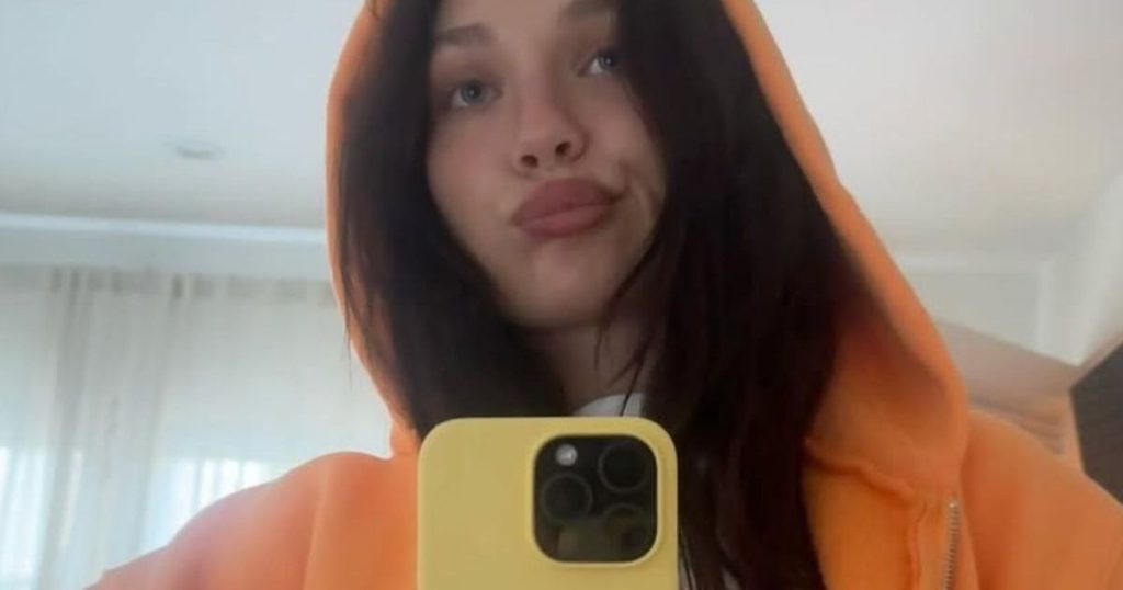 Maddie Ziegler nuk vesh asgjë përveç leshit të argjendtë të vjedhur në foton e re