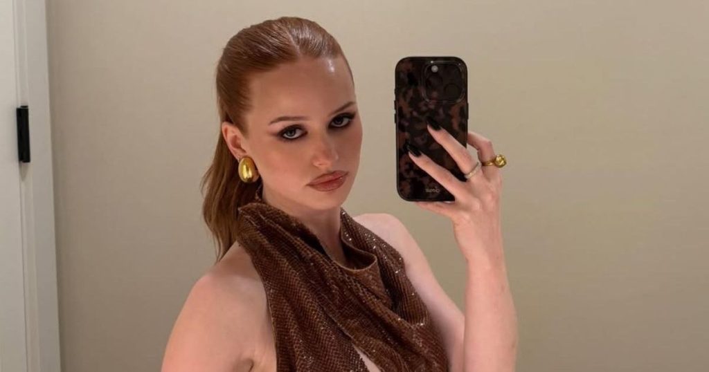Madelaine Petsch Wows në Bold V-Neck Top Post Strangers 3 Hype