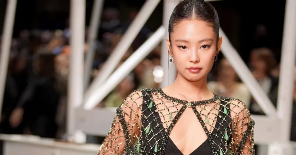 Mbulimi me grep pa shpinë të Jennie të BLACKPINK vjen me një kthesë të qartë për bikiniet Frankies