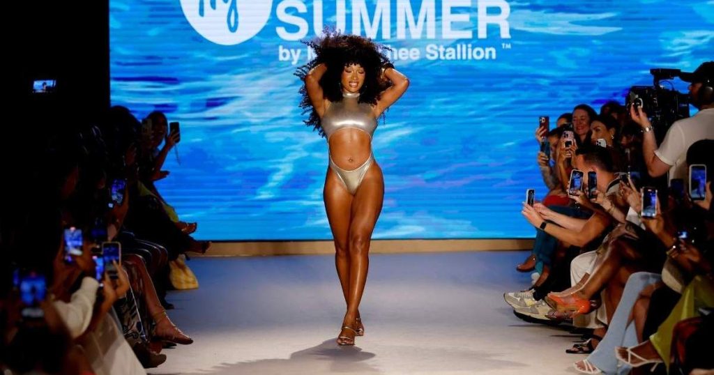 Megan Thee Stallion bëhet jashtëzakonisht e guximshme në bikini metalike për veshje banje