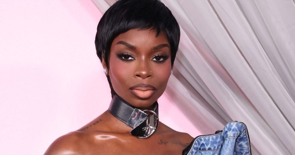 Olandria Carthen bëhet ikonë Barbie e vitit 1959 me rroba banje me vija dhe bisht kali