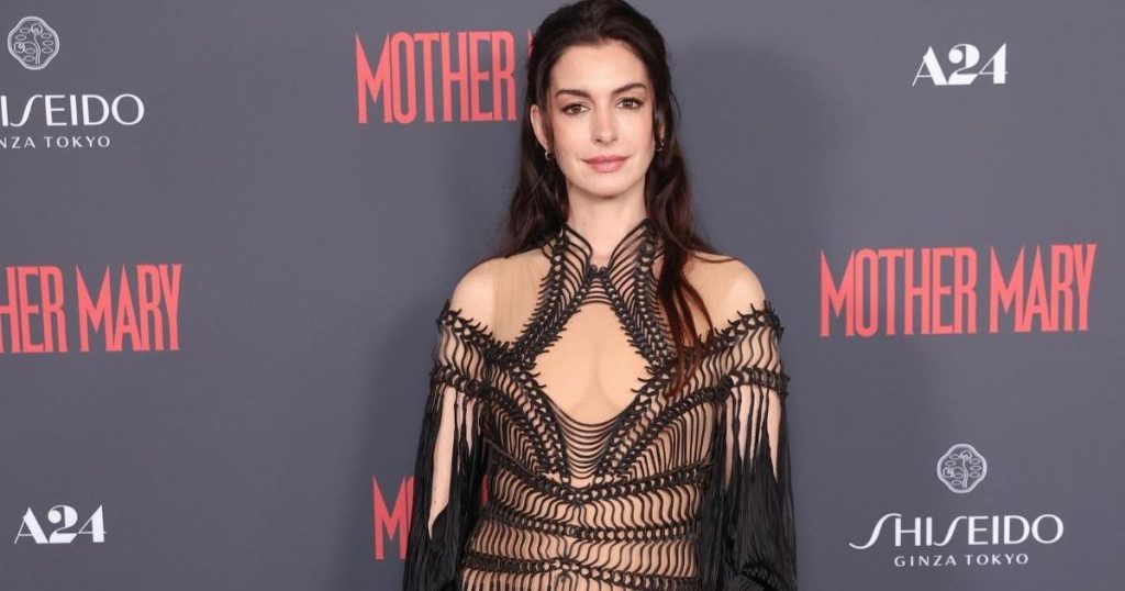 Pamja anatomike pa sytjena e Anne Hathaway thyen internetin