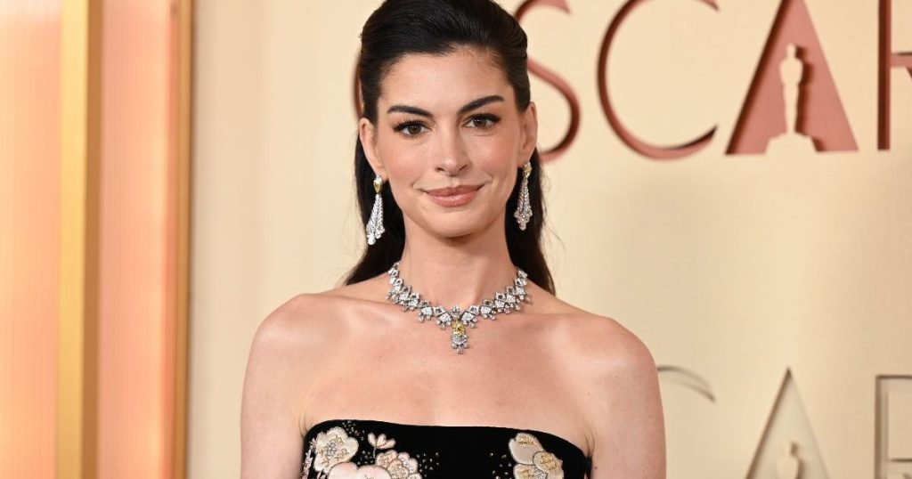 Pamja e kostumit të trupit të Anne Hathaway merr guxim të papritur mes promovimeve