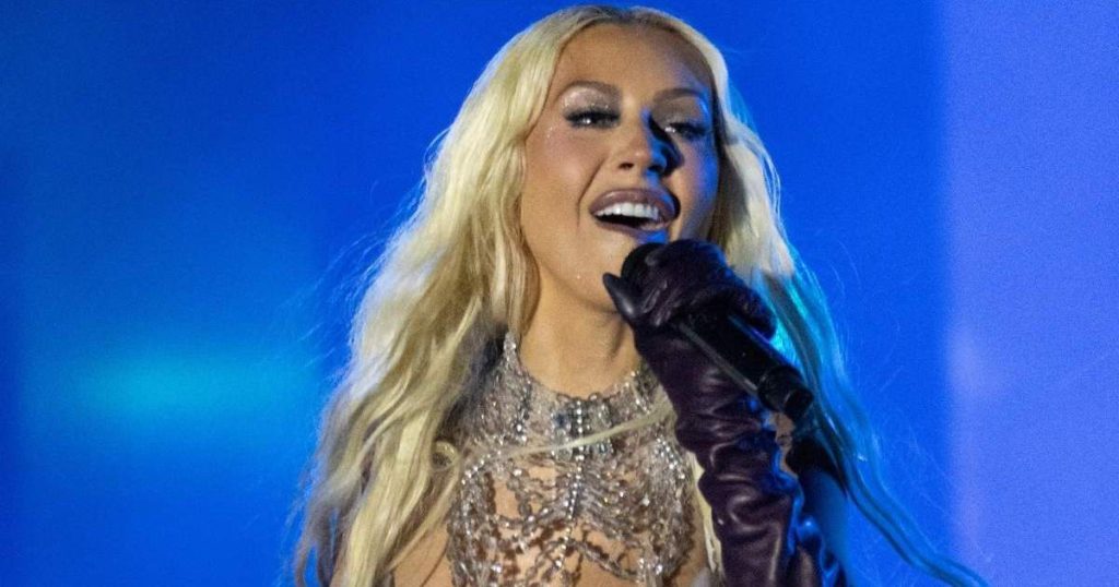 Pantallonat e shkurtra mikro të Christina Aguilera nuk mund të ishin më të guximshme në reklamën e re