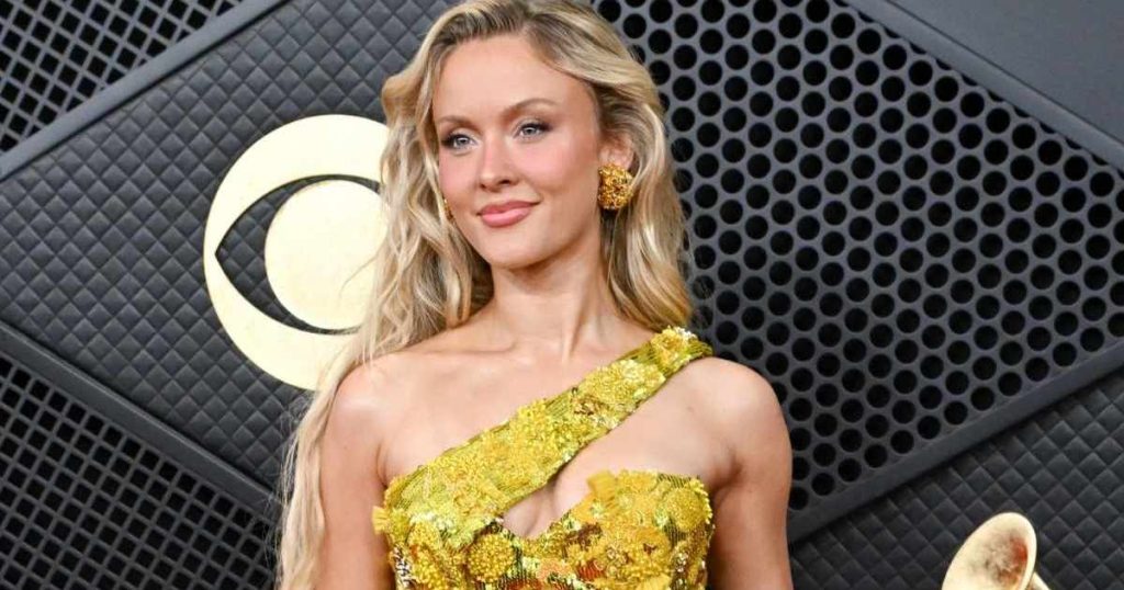 Pantallonat me buzë Roberto Cavalli të Zara Larsson janë fjalë për fjalë të gjitha vargjet