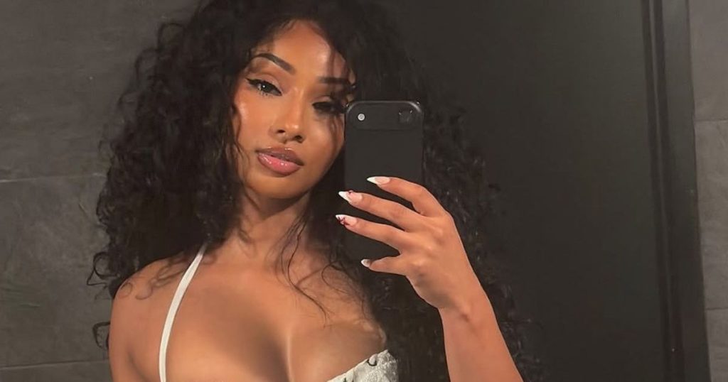 Rubi Rose rrit nxehtësinë në "selfie" me pantallona të shkurtra të vogla dhe mikro