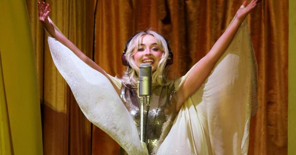 Sabrina Carpenter mahnit me minifustane mikro Blinding Dior në Coachella