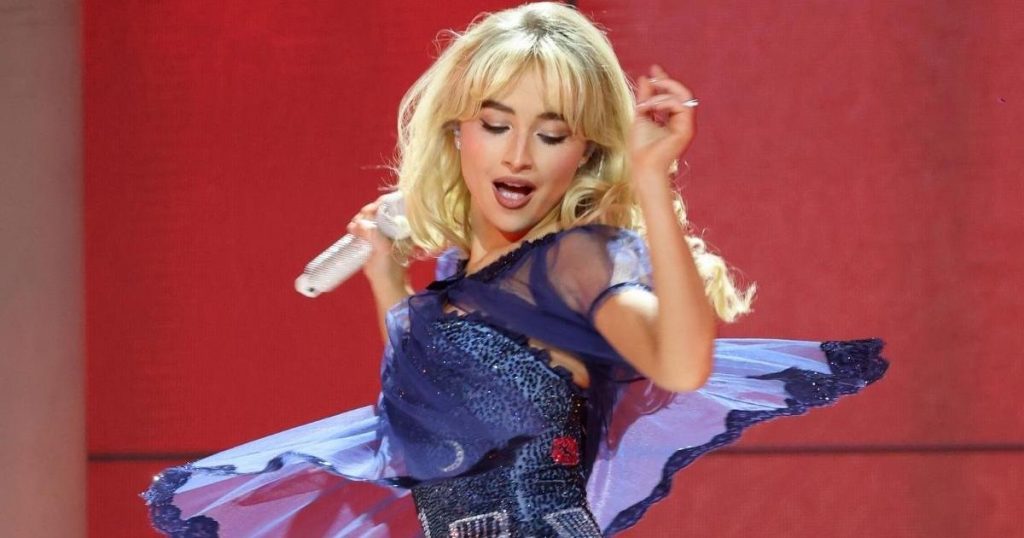 Sabrina Carpenter ndërron kostumin e tejdukshëm me dantella me bluzë bikini në Coachella