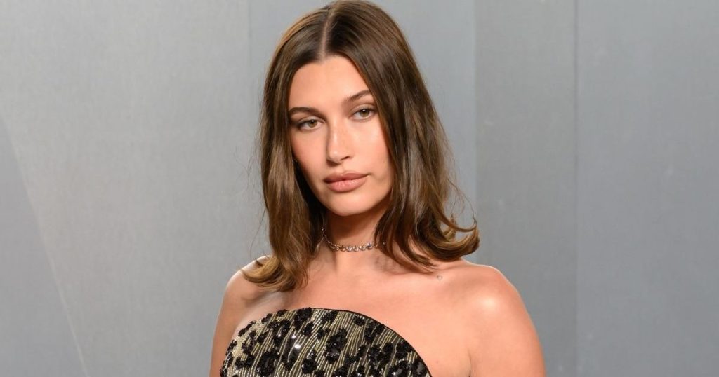 Shtresat e Hailey Bieber me shirita Chanel me dantella mbi majë korseje të guximshme