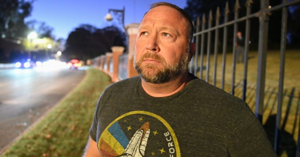 Si po kthehet Alex Jones kundër Donald Trump