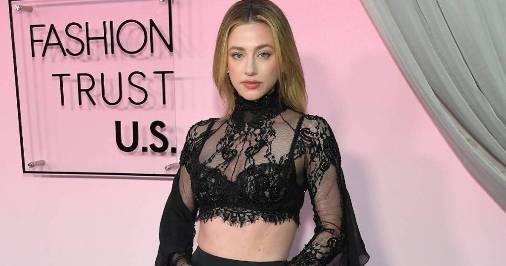 Topi Sheer Lace Crop i Lili Reinhart vjedh shfaqjen në Fashion Trust Awards