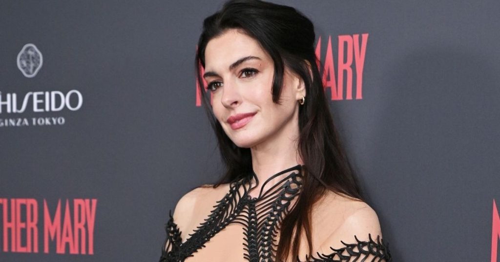 Veshja e zhdërvjellët e Anne Hathaway frymëzuar nga vizatimet anatomike