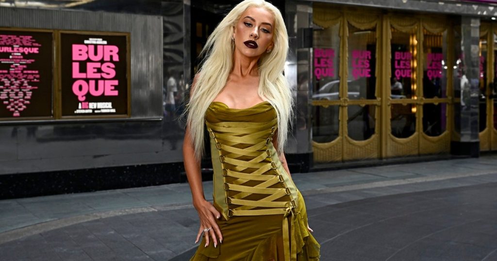 Vetëm Christina Aguilera mund të heqë bodysuit dhe geta rrjetë për shfaqje