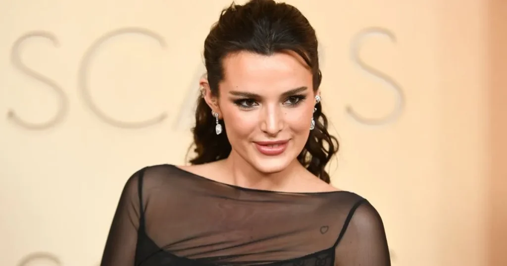 Sutjena e vogël e Bella Thorne është qartë e dukshme përmes majës së saj të pakëndshme