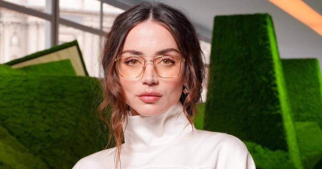 Ana de Armas tregon pak lëkurë me fustan lëkure të zhytur për Louis Vuitton