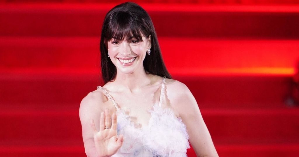Anne Hathaway vendos një ekran të gjatë në minifustane mikro korse plotësisht të tejdukshme