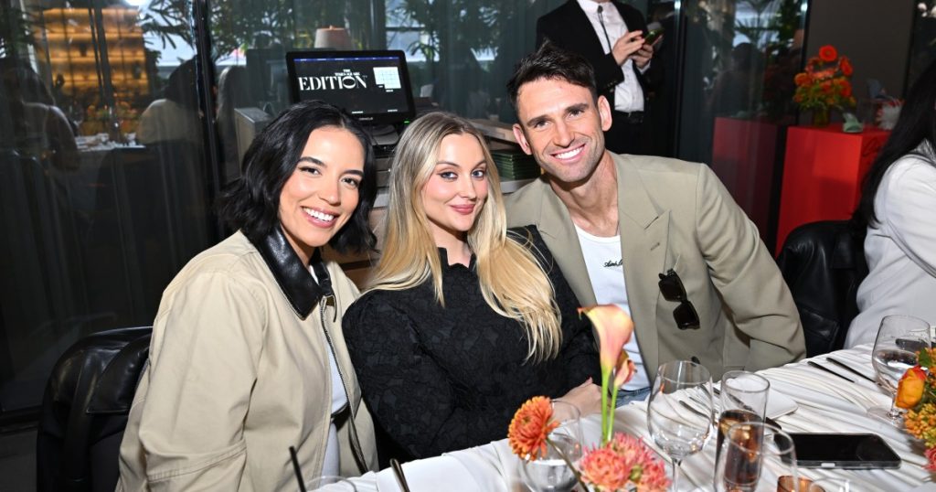 Aty ku Carl Radke dhe Bailey Taylor qëndrojnë pas shtëpisë së verës