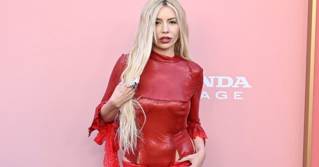 Ava Max shkon plotësisht topless mbi fundin prej tyli plotësisht të tejdukshëm