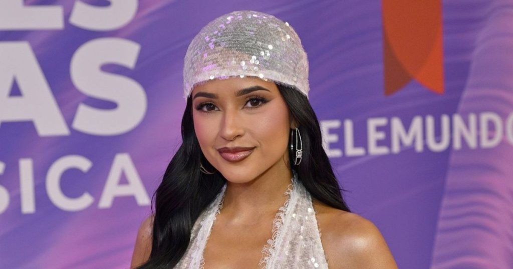 Becky G Nails Peekaboo Trend me sytjena të saj të zhytura që shikon përmes kostumit