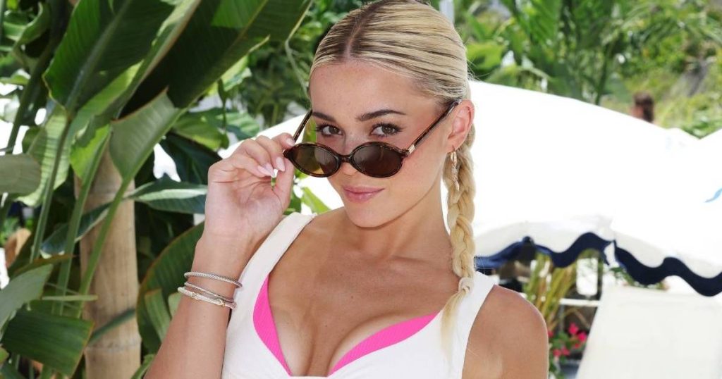 Bikini me vija të Livvy Dunne mezi po mbahet për rroba banje Si