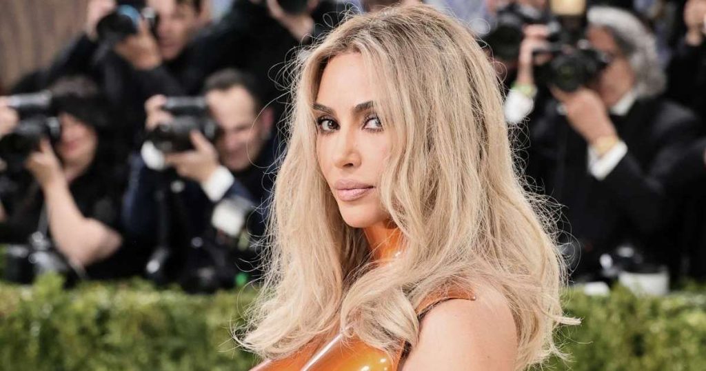 Burimi i Kim Kardashian mbyllet duke pretenduar se ajo është e interesuar për paratë e Lewis Hamilton