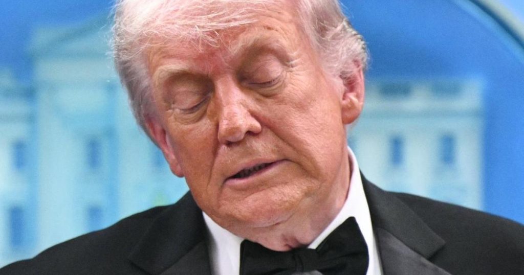 Donald Trump duket se bie në gjumë në ngjarjen e Ditës së Përkujtimit