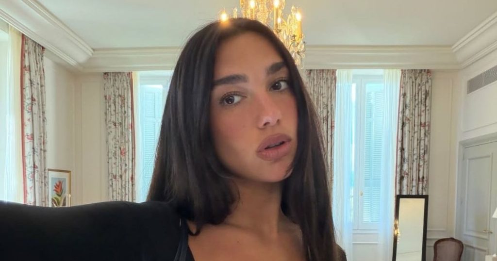 Dua Lipa i lë fansat të djersiten me një trup trupor të ngushtë deri në lëkurë duke përqafuar çdo kthesë