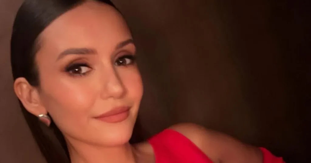 Fustani i zhveshur i Nina Dobrev ka bërë që fansat të pyesin se si po qëndron ende