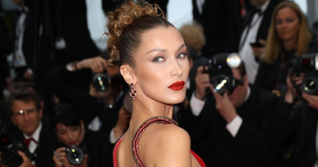 Fustani i zhytur i Bella Hadid merr një çarje të lartë të rrezikshme për Kanë