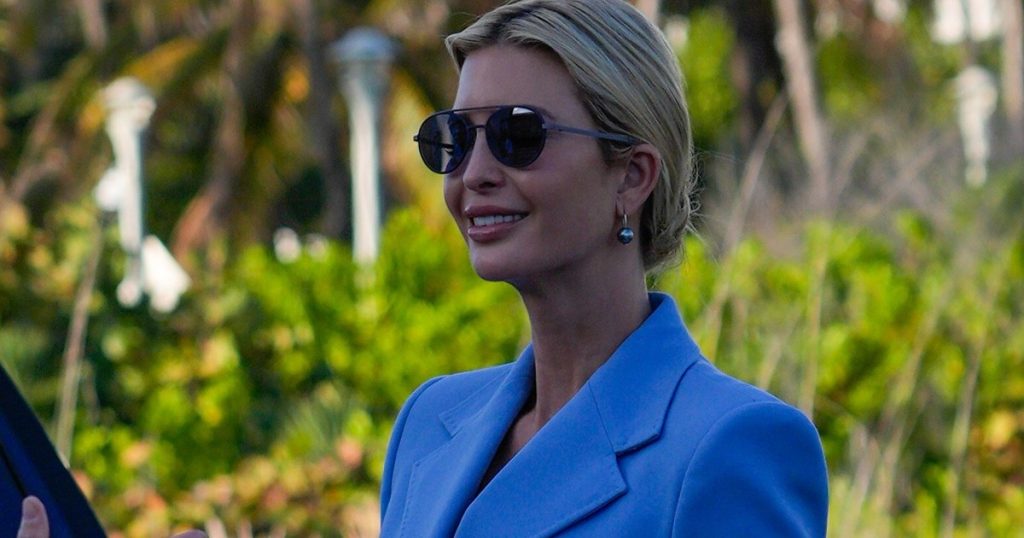 Fustani mëndafshi i thellë i Ivanka Trump mbahet me vetëm 2 rripa të hollë