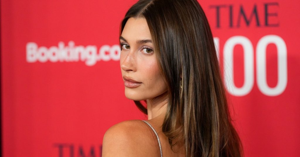 Hailey Bieber lejon që minifustani i saj i zhytur të flasë në Miami