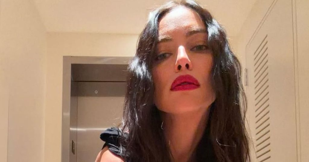 Irina Shayk pothuajse derdhet nga një bralet e pastër që mezi mbulon asgjë