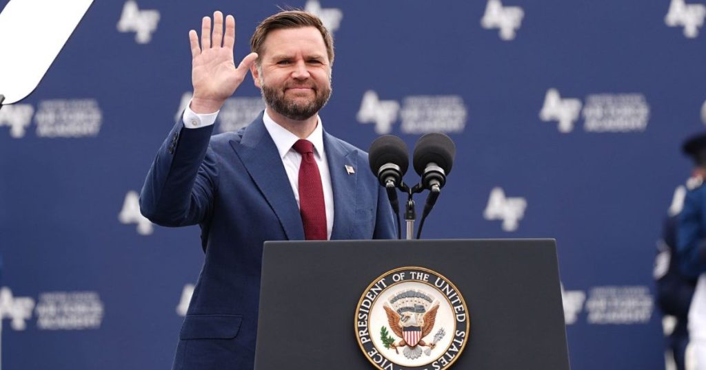 JD Vance u takua me Savage 'Boos' pasi pretendoi se nuk mund të ngacmohej