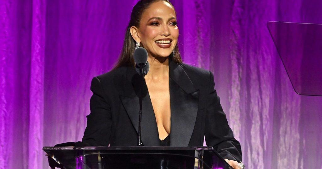 Jennifer Lopez del në minifustane me prerje beli