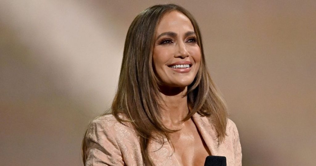 Jennifer Lopez tregon barkun e saj të tonifikuar me bluza të vogla dhe xhinse të ulëta
