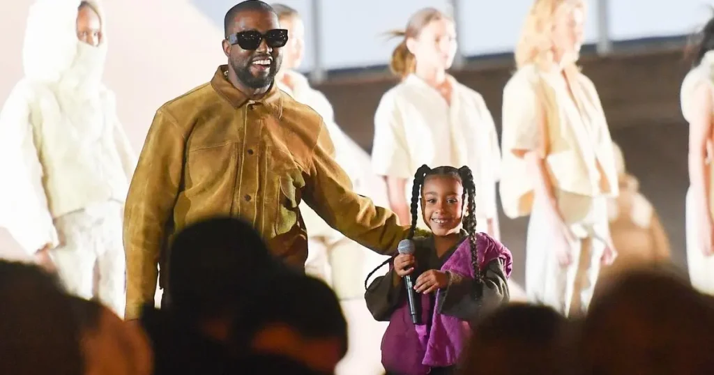 Kanye West shfaqet për të mbështetur pop-up-in e Daughter North për debutimin në EP