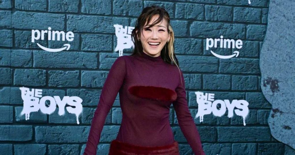Karen Fukuhara po prezanton pamje me fustan të pastër në premierën e finales së “The Boys”.