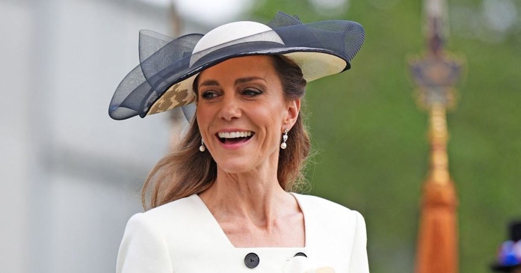 Kate Middleton rivesh vathët e Mbretëreshës Elizabeth me një fustan autoportret
