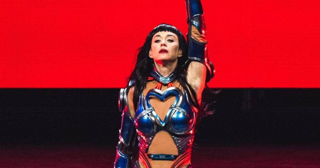 Katy Perry shkon pa sytjena nën kostumin e tejdukshëm të LaQuan Smith