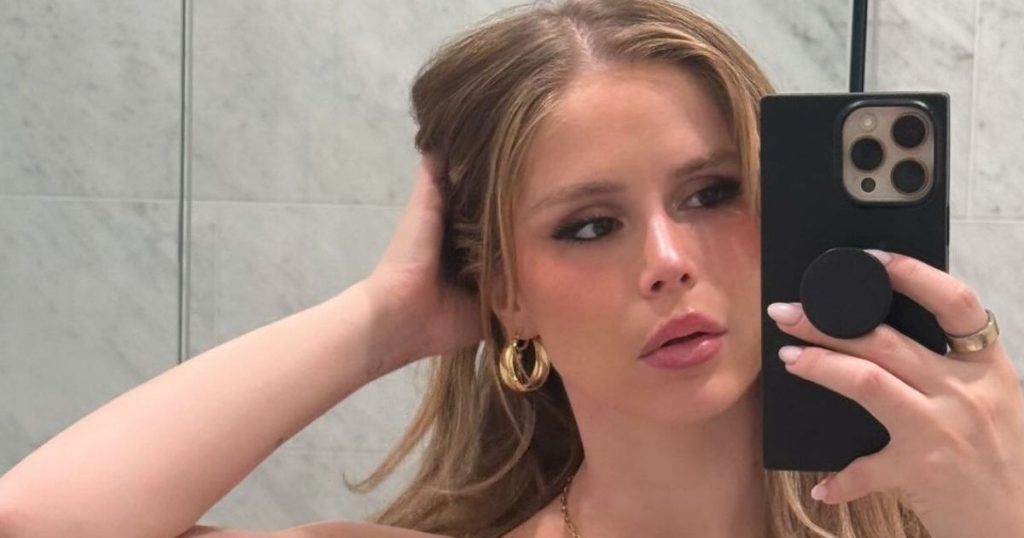 Maja me dekolte e guximshme e Erin Moriarty-t e djemve mbahet nga fije të holla