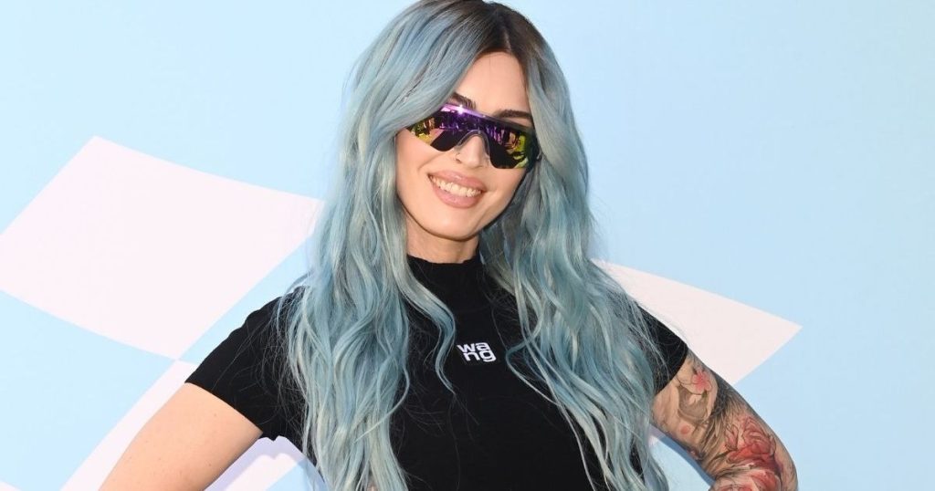 Megan Fox rrit temperaturën në pantallonat e shkurtra me sytjena me dekolte dhe mikro