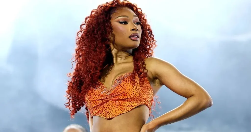 Megan Thee Stallion Leaves Pak të mbuluara me Micro Mini Shorts