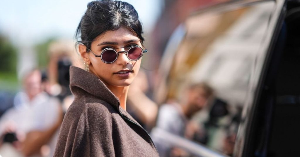 Mia Khalifa pothuajse del nga një këmishë me kopsa në një selfie me avull
