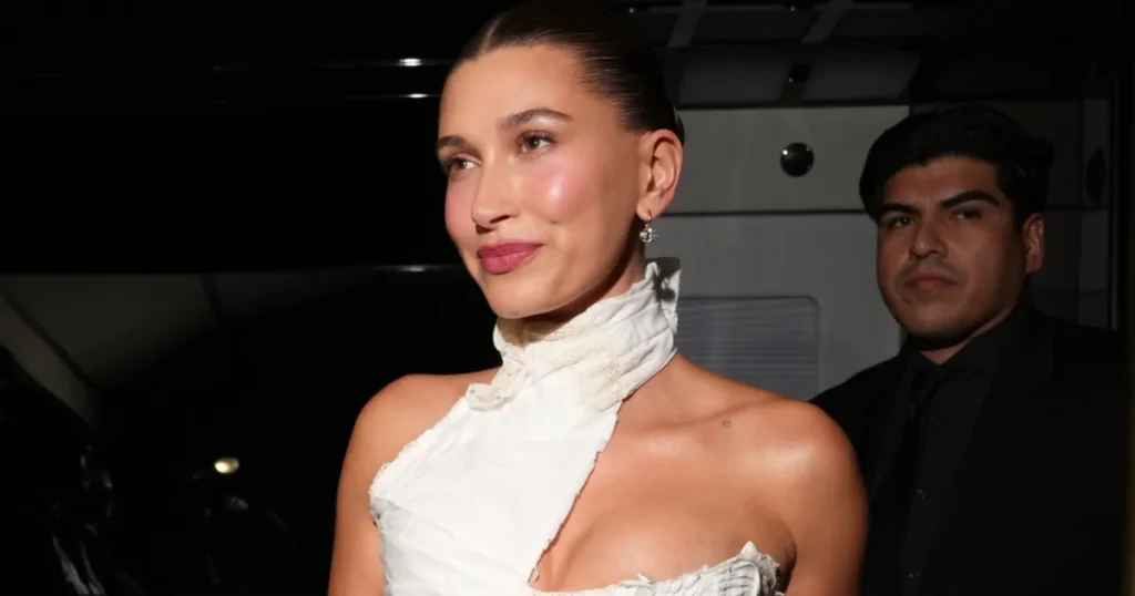 Mini fustani i shkurtër i Hailey Bieber ka këmbët e saj duke vjedhur gjithë vëmendjen